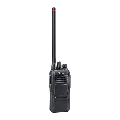Radio digital NXDN en la banda de VHF, rango de frecuencia 136-174MHz, sumergible IP67, anal&oacute;gico y digital, opera en sistemas trunking y convencional, 5W de potencia, incluye cargador BC213, antena, clip y bater&iacute;a