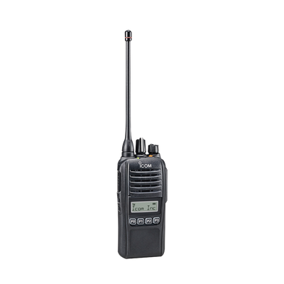 Radio digital NXDN en la banda de UHF, rango de frecuencia 400-470MHz, sumergible IP67, anal&oacute;gico y digital con pantalla, opera en sistemas trunking y convencional, 4W de potencia, no incluye cargador