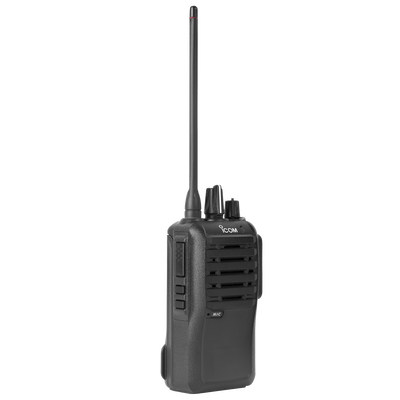 Radio port&aacute;til anal&oacute;gico en rango de frecuencia 136-174 MHz, 5W de potencia de RF, 16 canales. Incluye: antena, cargador, bater&iacute;a y clip