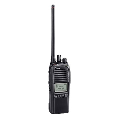 Radio digital en la banda de VHF, rango de frecuencia 136-174MHz, 512 canales sin GPS interconstruido, sumergible IP67, anal&oacute;gico, digital y mezclado, opera en sistemas convencional, trunking y multitrunk  Bater&iacute;a, cargador, antena y clip in