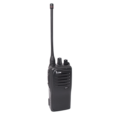 Radio port&aacute;til anal&oacute;gico en rango de frecuencia de 400-470 MHz, 4 W de potencia, 16 canales. Incluye: antena, bater&iacute;a, cargador y clip.